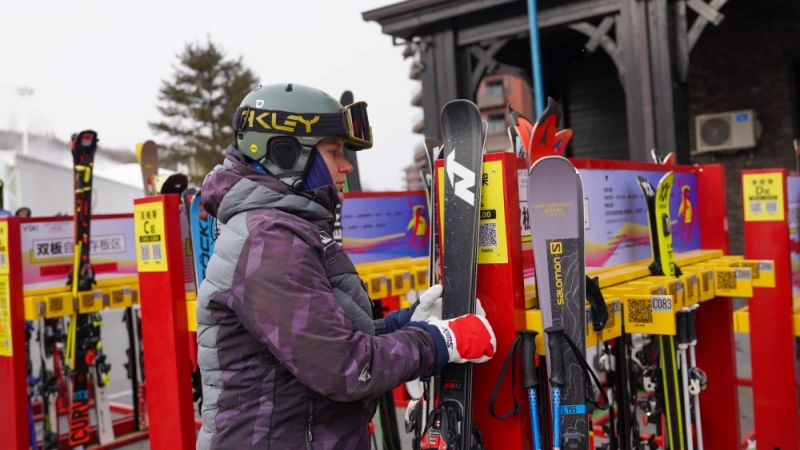 12月11日、吉林市万科松花湖リゾートでスキー板を片付けるルシアさん（撮影・顔麟蘊）。