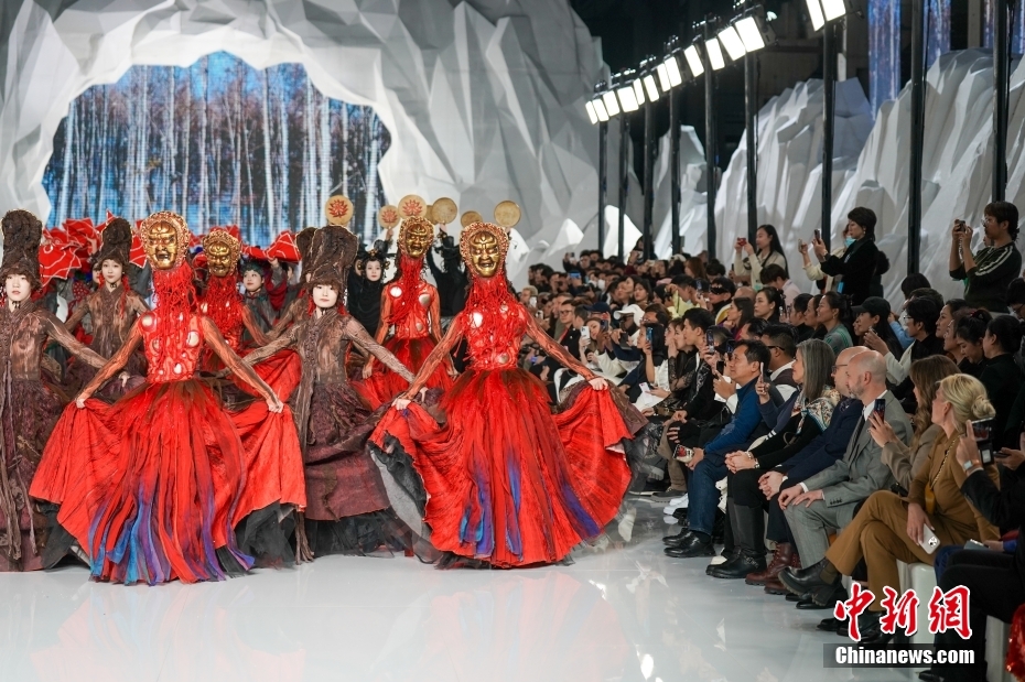 2024年「第10回哈爾浜国際ファッションウィーク」の開幕式で、無形文化遺産衣装によるパフォーマンス（撮影・趙宇航）。