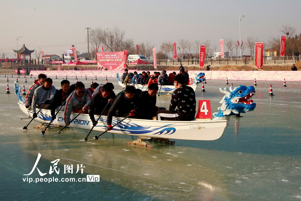 氷上ボート大会を楽しむ人々　寧夏・銀川