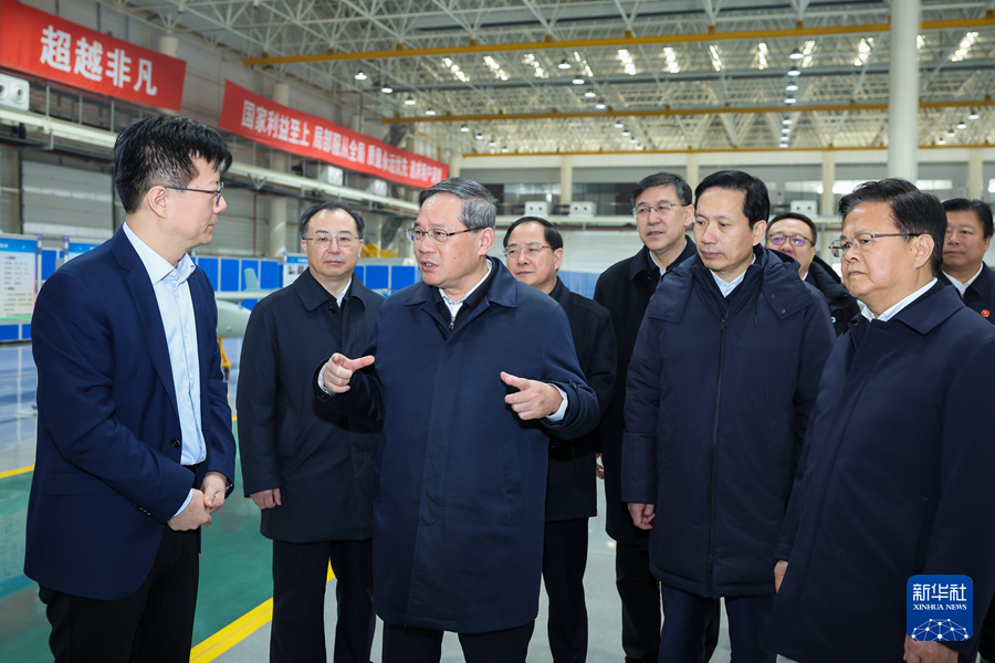 1月30日に西安愛生技術集団の無人機（UAV）産業化モデル拠点を視察する李総理（撮影・劉彬）。