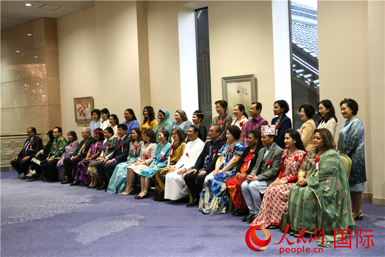 「アジアの祭典チャリティーバザー2024」に参加した各国の駐日大使夫人。（撮影・許可）