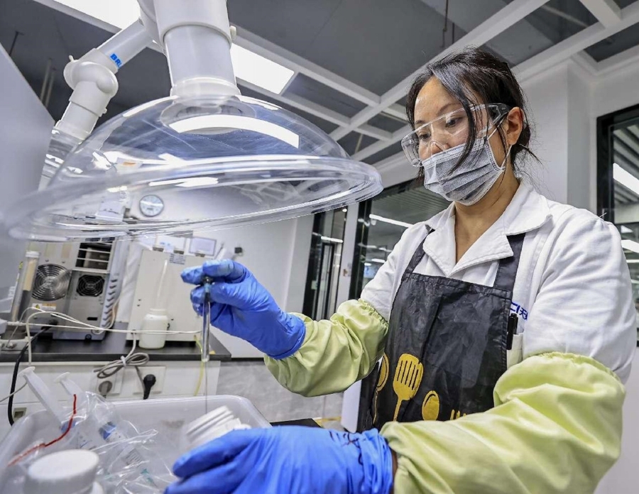 江西省九江市の新材料企業の実験室で、研究者が製品の実験を行う様子。（撮影・呉江。写真提供は人民図片）