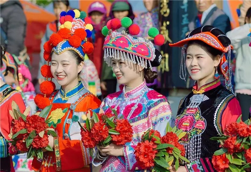 雲南省の彝（イ）族の「挿花祭り（花を飾る祭り）」。（写真提供は中央テレビニュース）