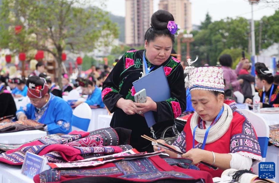 「姉妹節」を祝う苗族の人々　貴州省台江