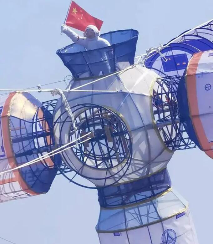 凧で宇宙ステーションのドッキングを再現！　山東省