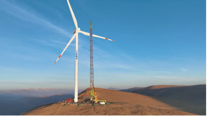 世界で建設中の最大標高の風力発電所、1基目が据付に成功
