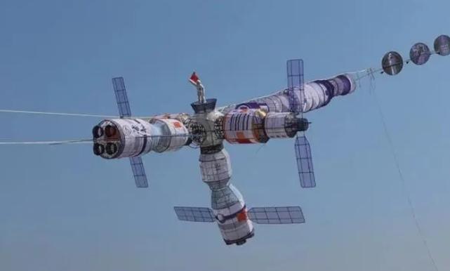 凧で宇宙ステーションのドッキングを再現！　山東省
