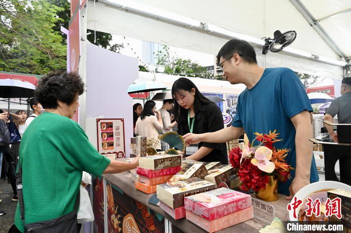 上海の特産商品を購入するため「上海グルメフェス」に来場した市民（撮影・李志華）。