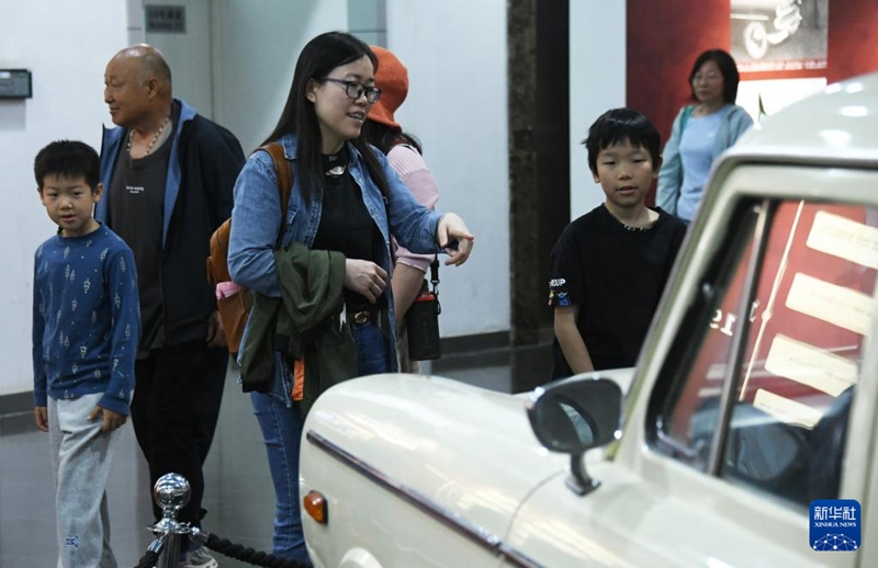 5月2日、北京汽車（自動車）博物館を参観する観光客。