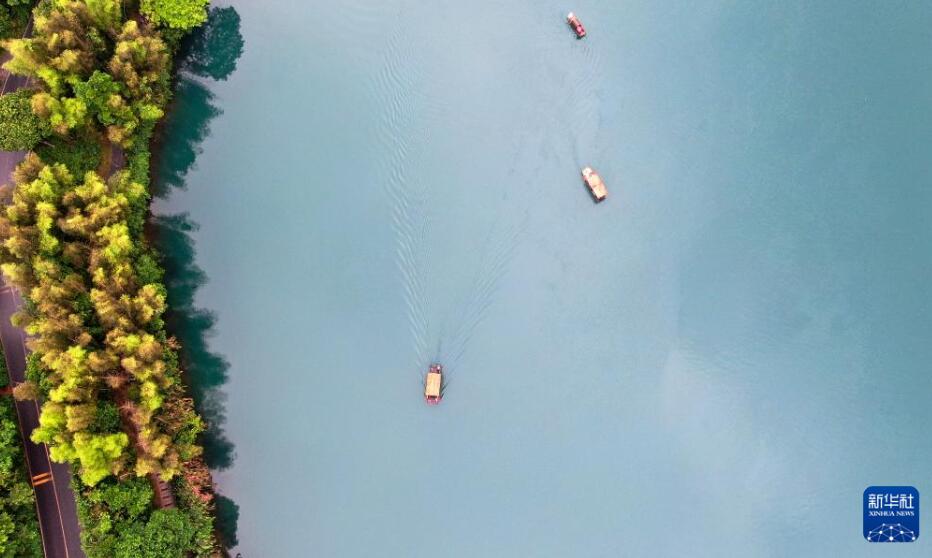 湖南省資興市東江湖景勝地にある小東江観光スポットで舟遊びを楽しむ観光客（5月5日、ドローンによる撮影・李科）。