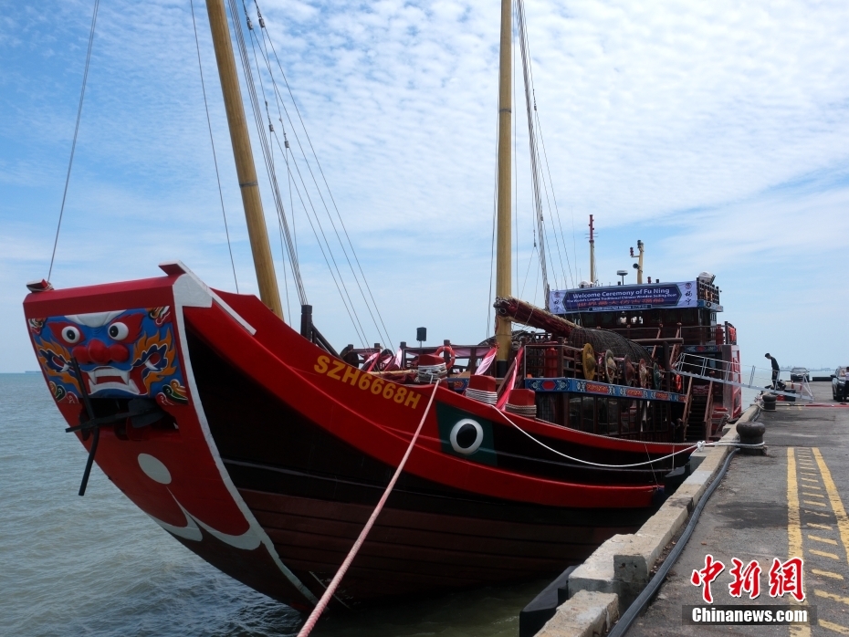 マラッカ海峡の港に停泊する復元木造帆船「福寧」号。ひときわ目立つ船首にデザインされた「獅虎獣像」（撮影・陳悦）。