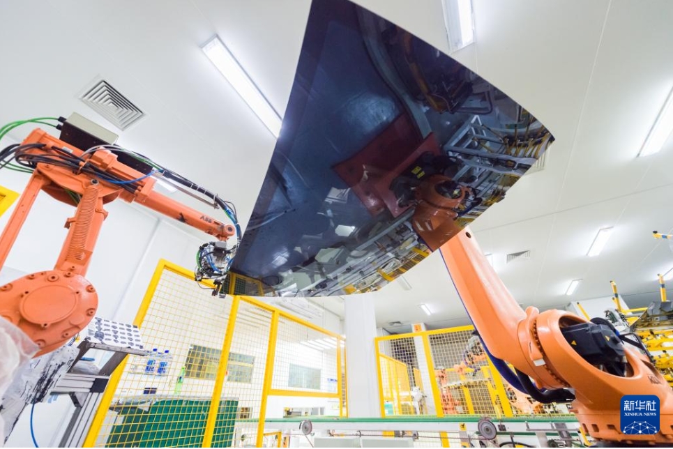 福耀玻璃工業集団のスマート工場の作業場で、ガラス製品を生産するロボットアーム。（4月29日に撮影）