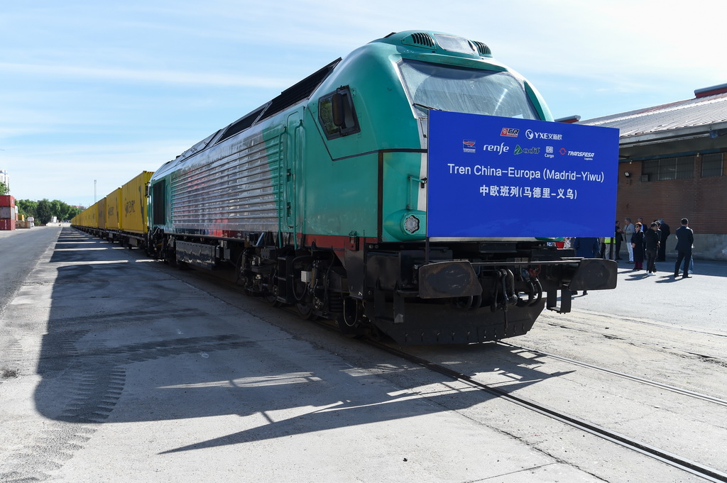 5月8日、スペインの首都マドリードで、出発の準備が整った中欧班列（義烏-マドリード）運行10周年記念列車。