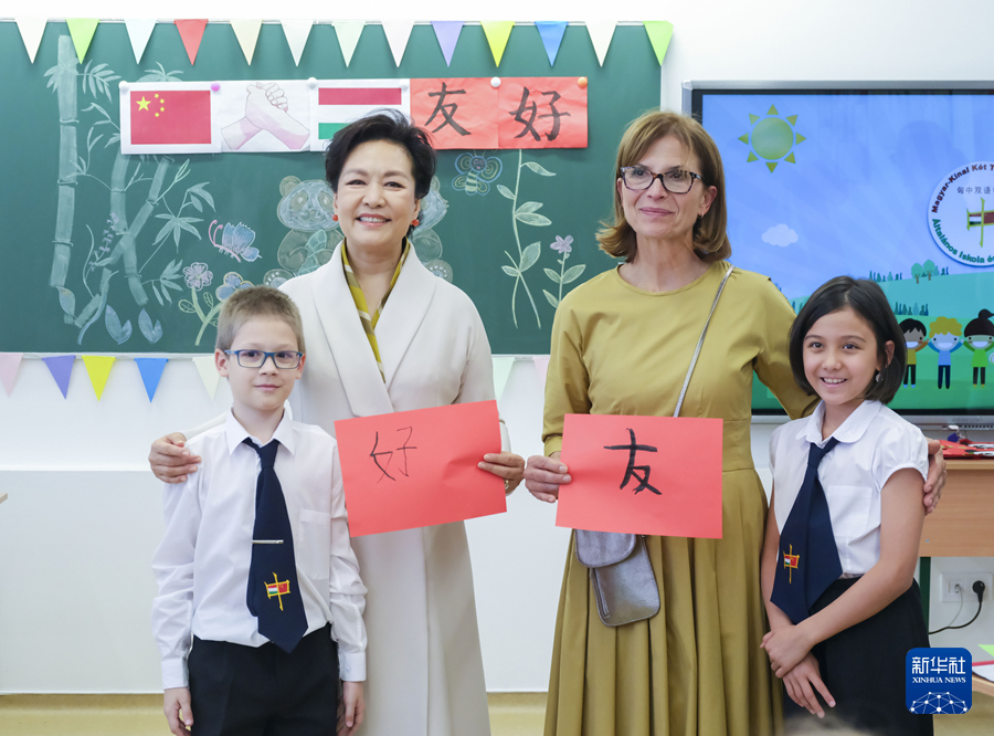 現地時間5月9日、ブダペストのハンガリー語・中国語バイリンガル学校を見学した彭夫人とレーヴァイ夫人（撮影・丁林）