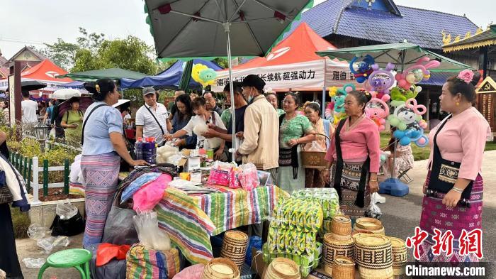 中国・ラオス国境村民が集まった「国際老庚」イベントの会場（写真提供・勐腊県融メディアセンター）。