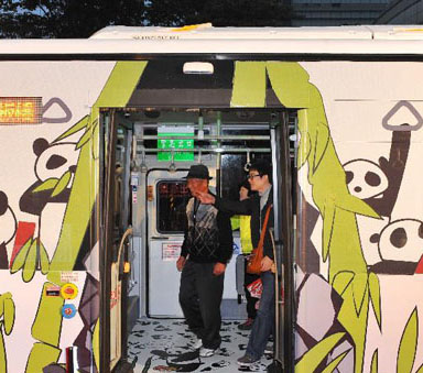 台北市でパンダ「円仔」デザインのノンステップバスを導入 