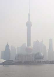 上海で深刻な大気汚染　空気質指数は350以上に