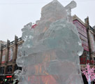 世界初の氷の財神像がハルビンに登場