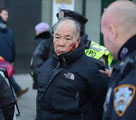 NY警察が街角でアジア系高齢者を殴打　英語が通じず？