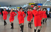 瀋陽空港で「フラッシュモブ」で新春を祝う