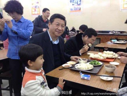 習近平総書記が北京視察　列に並んで昼食に包子を注文
