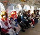 日本の地下鉄内の様々な人々