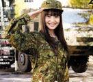 女性アイドルを起用した日本の軍事雑誌