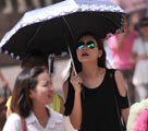 重慶で気温上昇　夏服姿で外出する市民