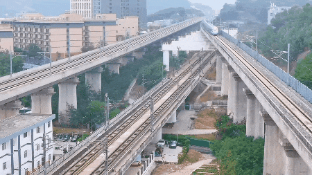 中国の高速列車がすれ違い、並走し、行き交う「圧巻の光景」